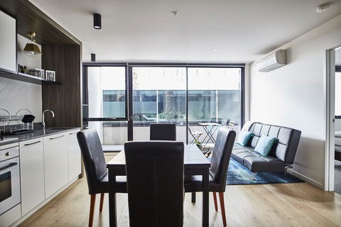 Sleek Arthouse Apartment With Pool Close To City - Accommodation Cairns 7