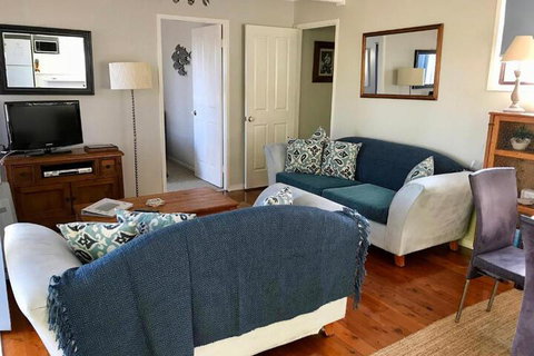 Lakeview Cottage - Accommodation Cairns 7