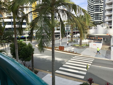 Broadbeach Private Apt With CHA - Accommodation Cairns 2