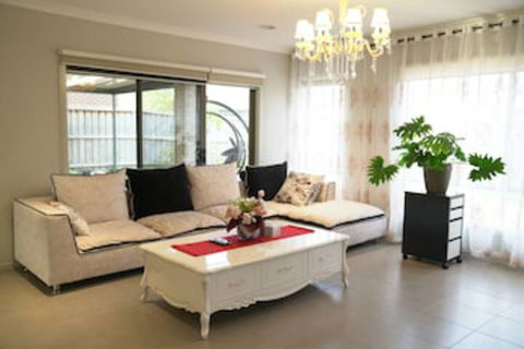 Cozy & Spacious House In Melbourne - Accommodation Cairns 0