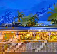 Oceans Edge Beach House At Oak Beach - Accommodation Cairns