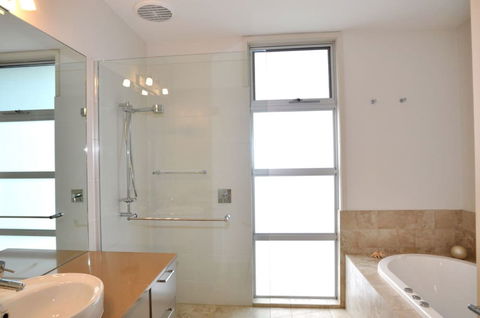 LA MER Centrally Located Free Wifi - Accommodation Cairns 6