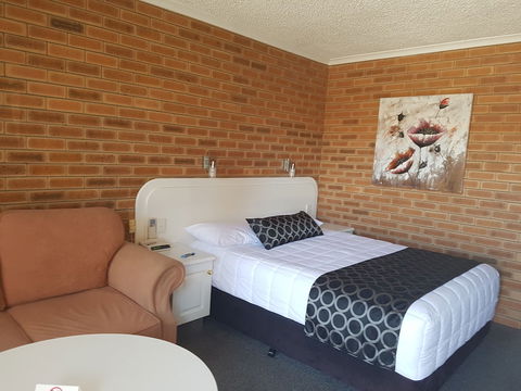 Cousins Motor Inn - Accommodation Cairns 3