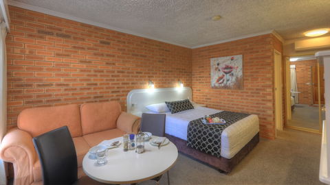 Cousins Motor Inn - Accommodation Cairns 6