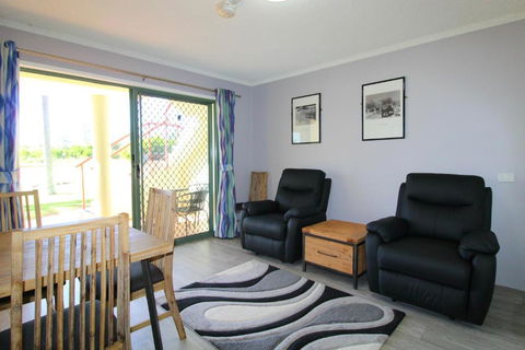 Beachfront 2 25 Willow Street - Accommodation Cairns 3