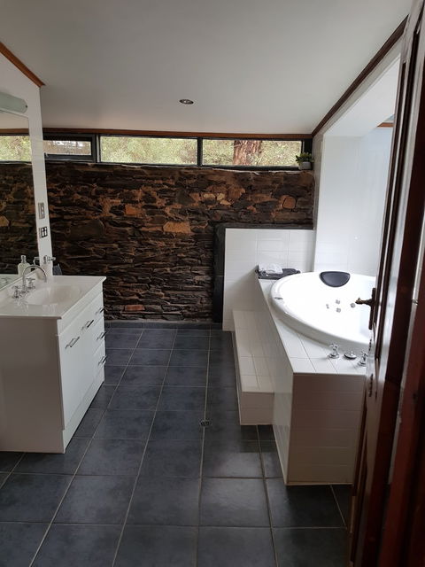 William Hunts Retreat Cypress Studio - Accommodation Cairns 4
