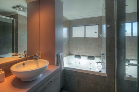 Birdland - Accommodation Cairns 4