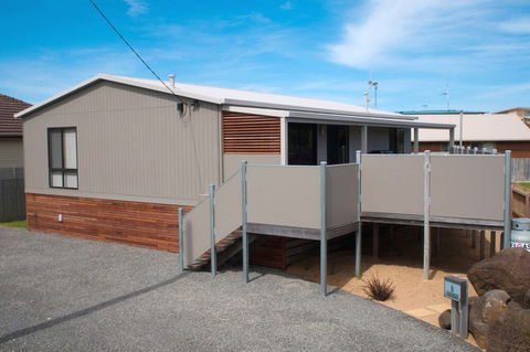 Birdland - Accommodation Cairns 0