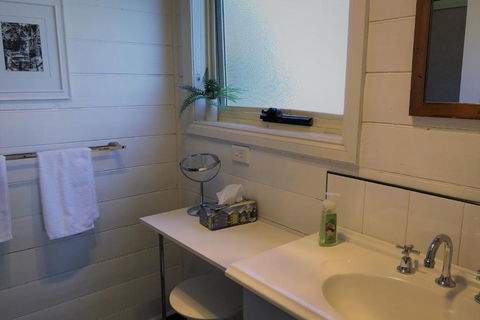 BURGESS COTTAGE King Bed For Couples - Accommodation Cairns 3