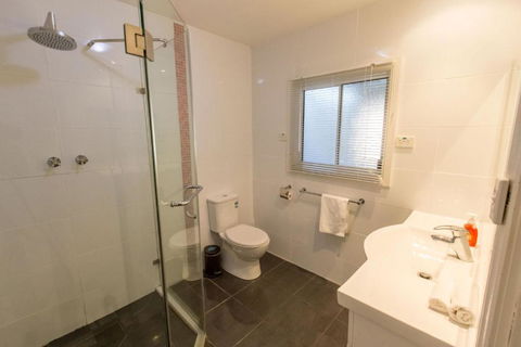 Bluff View River House Stunning Riverfront - Accommodation Cairns 5