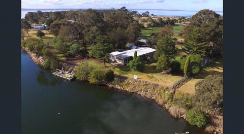 Bluff View River House Stunning Riverfront - Accommodation Cairns 2