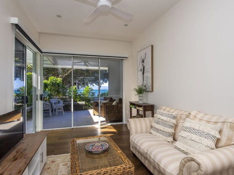 Reflections Topaz Villa - Accommodation Cairns 1