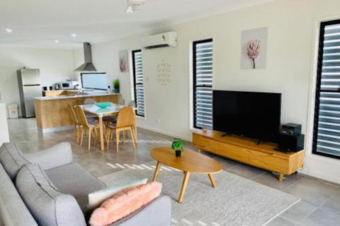 WHITSUNDAY Brand New Townhouse Close To Boardwalk - Accommodation Cairns 0