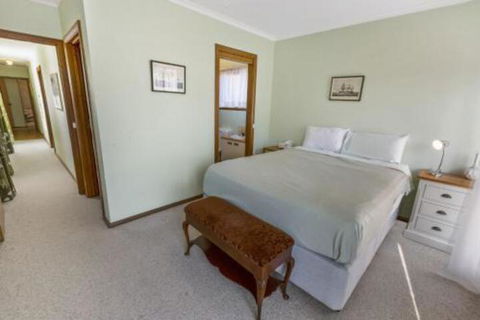 Eagle Point Getaway Waterfront Serenity! - Accommodation Cairns 3