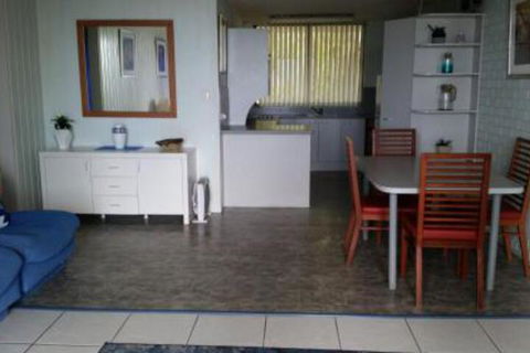 By The Sea Unit 3 13 Esplanade Kings Beach - Accommodation Cairns 5
