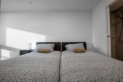Brand New Apt With Sea Views In Heart Of St Kilda - Accommodation Cairns 4