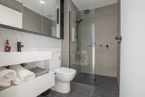 Brand New Apt With Sea Views In Heart Of St Kilda - Accommodation Cairns 7