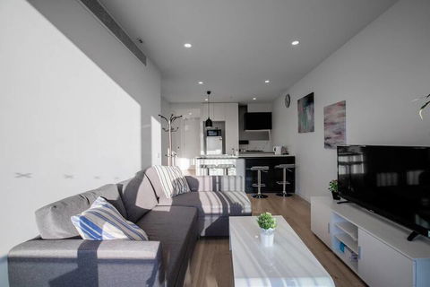 Brand New Apt With Sea Views In Heart Of St Kilda - Accommodation Cairns 5