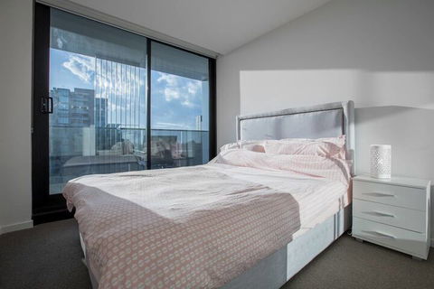 Brand New Apt With Sea Views In Heart Of St Kilda - Accommodation Cairns 3