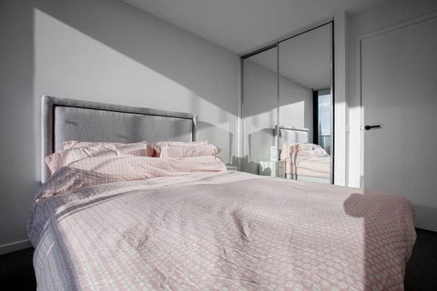 Brand New Apt With Sea Views In Heart Of St Kilda - Accommodation Cairns 1