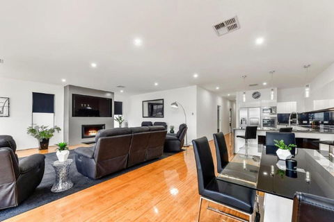 BENGALEE EXECUTIVE TOWNHOUSE MODERN & STYLISH - Accommodation Cairns 2