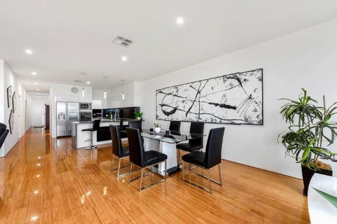 BENGALEE EXECUTIVE TOWNHOUSE MODERN & STYLISH - Accommodation Cairns 3