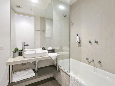 WATERFRONT THREE In The Heart Of Lorne - Accommodation Cairns 3