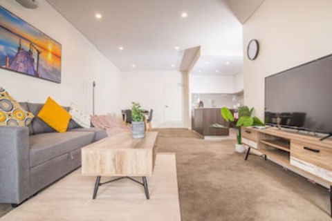 Refreshing 2bed2bath APT In Up&coming Liverpool - Accommodation Cairns 0