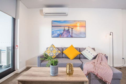 Refreshing 2bed2bath APT In Up&coming Liverpool - Accommodation Cairns 2