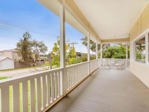 BEACHSIDE GETAWAY DROMANA - Accommodation Cairns 5