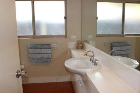 BEACHSIDE VILLA 2 - Accommodation Cairns 5
