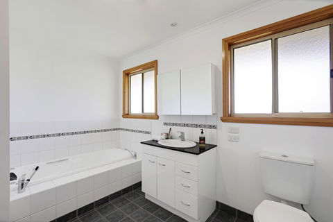 Yarragon 4 Bedroom House In Gippsland - Accommodation Cairns 5