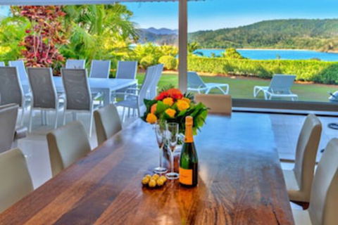 Bella Vista East 3 Luxury Ocean Views Large Flat Grassed Area + Buggy - Accommodation Cairns 0
