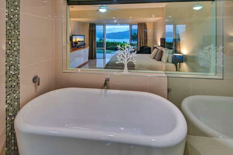 Bella Vista East 3 Luxury Ocean Views Large Flat Grassed Area + Buggy - Accommodation Cairns 3