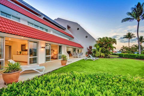 Bella Vista East 3 Luxury Ocean Views Large Flat Grassed Area + Buggy - Accommodation Cairns 2