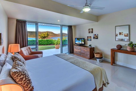 Bella Vista East 3 Luxury Ocean Views Large Flat Grassed Area + Buggy - Accommodation Cairns 4