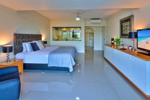 Bella Vista East 3 Luxury Ocean Views Large Flat Grassed Area + Buggy - Accommodation Cairns 7
