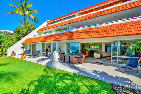 Bella Vista East 3 Luxury Ocean Views Large Flat Grassed Area + Buggy - Accommodation Cairns 1