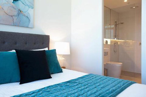 CITY HIGH Hosted By: LAbode Accommodation - Accommodation Cairns 2