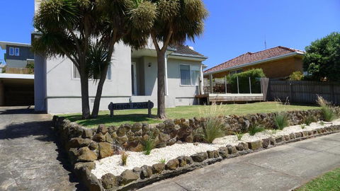 BEACHPOINT COTTAGE - Accommodation Cairns 2