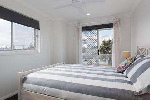 Birubi Breezes 2 / 7 Fitzroy St. Large Duplex With Air Conditioning WIFI & Only 5 Minute Walk To The Beach - Accommodation Cairns 2