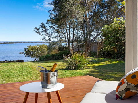 Braeside Waterfront Fireplace - Accommodation Cairns 5