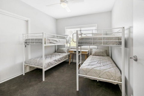 HALE KUPA Rye Beach House Spa Table Tennis - Accommodation Cairns 3