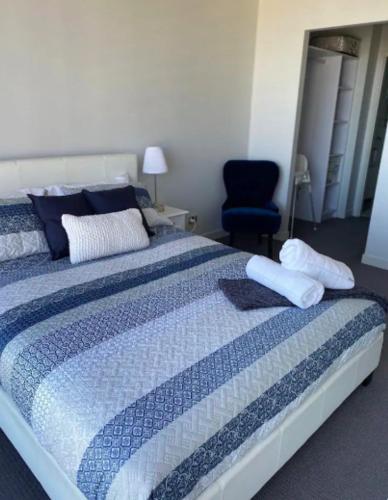 LOCATION LOCATION CITY VIEWS NETFLIX WIFI WINE - Accommodation Cairns 6