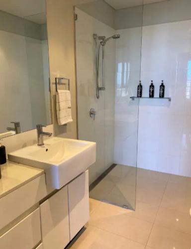 LOCATION LOCATION CITY VIEWS NETFLIX WIFI WINE - Accommodation Cairns 4