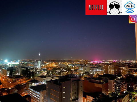 LOCATION LOCATION CITY VIEWS NETFLIX WIFI WINE - Accommodation Cairns 2