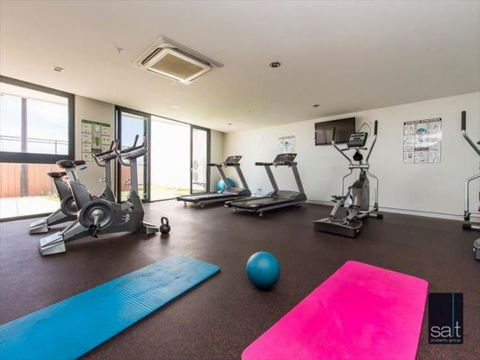 LOCATION LOCATION CITY VIEWS NETFLIX WIFI WINE - Accommodation Cairns 3