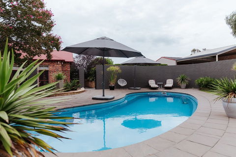 Magnificent Cotillion By Your Innkeeper - Accommodation Cairns 1