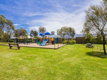 Beach House On Katherine Circuit - Accommodation Cairns 2