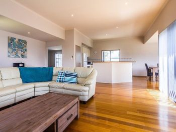 Beach House On Katherine Circuit - Accommodation Cairns 1